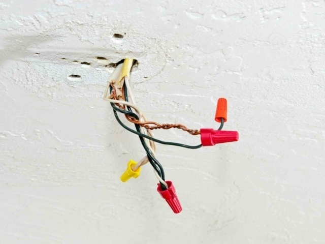 Missing Smoke Detector on Ceiling